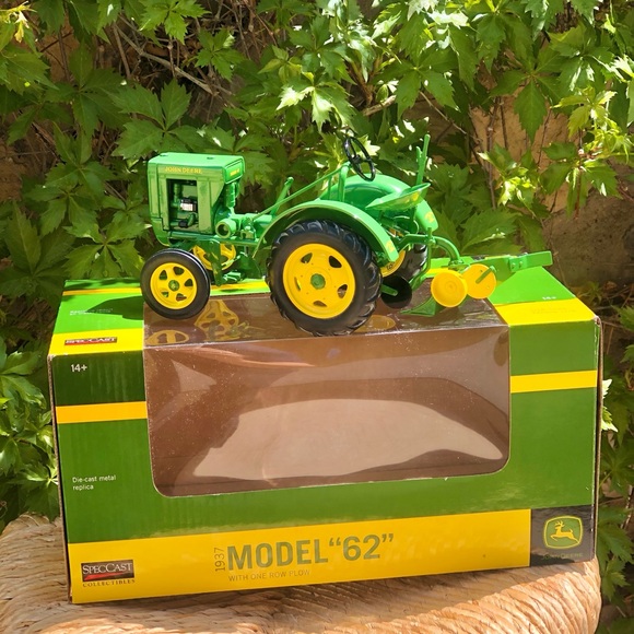 John Deere 1937 Model 62 with One Row Plow SpecCast Model - Picture 8 of 11